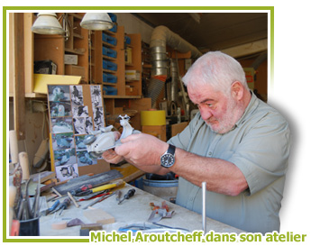 Michel Aroutcheff dans son atelier à Usinens